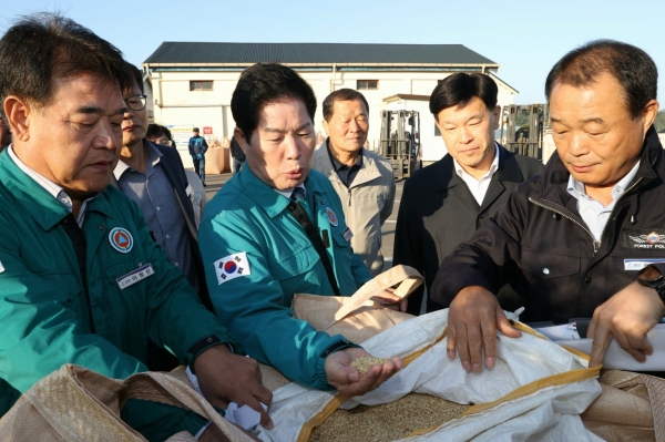 ▲공영민 고흥군수(왼쪽 2번째)가 4일 공공비축미 수매 현장에서 톤백으로 출하된 2024년산 벼 작황을 살펴보고 있다.(사진제공=고흥군)