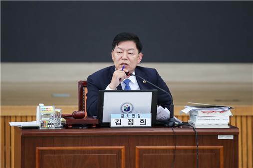 ▲김정희 교육위원장이 지난 4일 2024년도 전라남도교육청 행정사무감사에서 질의하고 있다.(사진제공=전라남도의회)