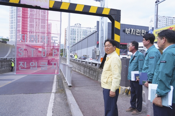 ▲강기정 광주광역시장이 지난 6월 21일 오후 북구 동림동 죽림지하차도를 찾아 여름철 호우 대비 지하차도 자동 차단시설 등 안전관리 실태를 점검하고 있다.(사진제공=광주광역시)