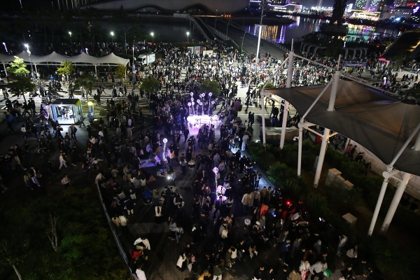 ▲ ‘2024 여수밤바다불꽃축제’가 지난 2일 가을밤을 해상 불꽃과 라이트닝 드론쇼로 물들이며 화려한 막을 내렸다.(사진제공=여수시)