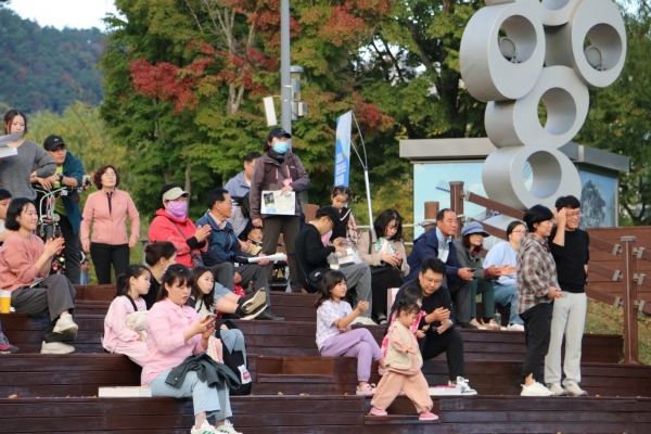 ▲순천시청년권익위원회는 지난2일 순천시 호수공원 수변무대에서 ‘2024년 하반기 청년 리더스 아카데미’를 개최했다(사진제공=순천시청년권익위원회)