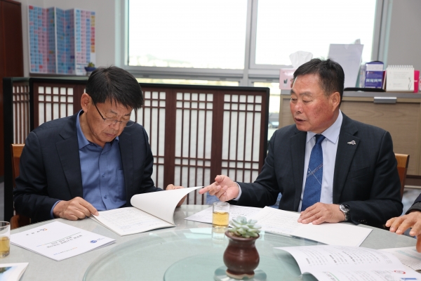 ▲국회를 방문하여 서삼석 국회의원에게 사업 설명을 하고 있는 김산 무안군수(사진제공=무안군)