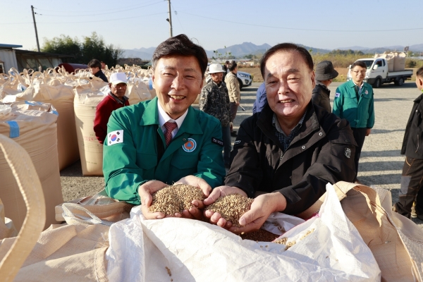 ▲보성군은 오는 11일부터 노동면을 시작으로 12개 읍면별 공공비축미곡 포대벼 매입을 시작한다(사진왼쪽부터 김철우 보성군수, 김경열 보성군 의회 의장.사진제공=보성군))