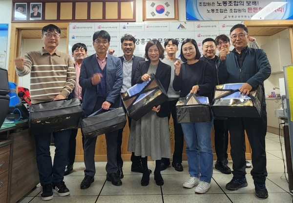 ▲장흥군과 장흥군공무원노조는 지난 4일 대학수학능력시험 수험생 자녀를 둔 직원들을 격려했다.(사진제공=장흥군)