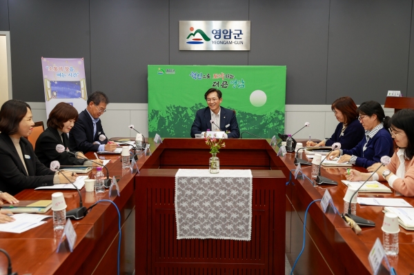 ▲우승희 영암군수가 지난 5일 통합사례관리사들과 42번째 ‘소통을 여는 시간, 목요대화’를 열었다.(사진제공=영암군)