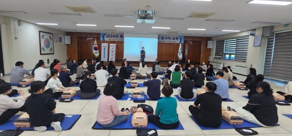▲목포시가 심폐소생술과 자동심장충격기의 올바른 사용 등 응급처치교육을 진행했다.(사진제공=목포시)