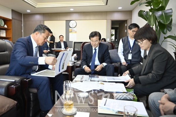 최영일 군수는 지난 6일 직접 여의도 국회를 방문해 정동영 의원(과방위)과 안호영 의원(환노위원장), 이원택 의원(농해수위), 성일종 의원(국방위원장), 윤준병 의원(농해수위 예결위), 조배숙 의원(법사위 예결위) 등 여·야 국회의원 8명을 차례로 만나 국회 예산심의 시 적극적인 협조를 요청했다.