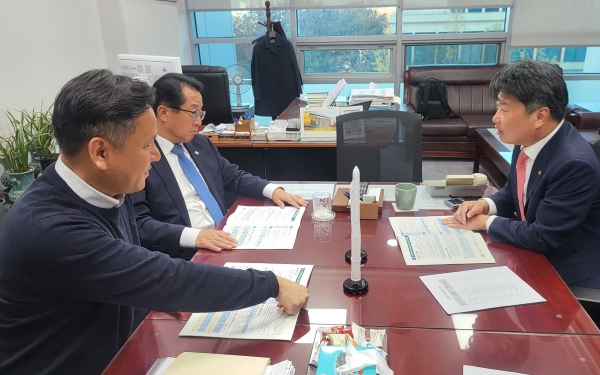 전라남도가 2025년 정부예산 확정을 위한 국회 심의가 본격적으로 시작됨에 따라 예산 증액을 위해 기획재정부 예산실과 지역 국회의원을 잇따라 면담하며 국고확보 활동에 총력을 기울이고 있다.