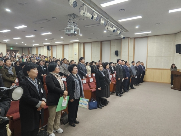 ▲(사)소비자 교육중앙회 전라남도지부는 7일 오전 순천대학교 산학협력단 파루홀 1층에서 (사)소비자 교육중앙회 전라남도지회가 주최·주관하고 한국수자원공사 주암댐지사 후원으로 2024년 전라남도 여성 지도자 대회를 개최했다.(사진=이기장 기자)