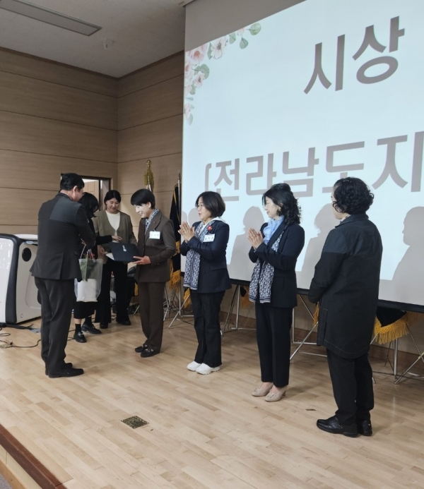 ▲(사)소비자 교육중앙회 전라남도지부는 7일 오전 순천대학교 산학협력단 파루홀 1층에서 (사)소비자 교육중앙회 전라남도지회가 주최·주관하고 한국수자원공사 주암댐지사 후원으로 2024년 전라남도 여성 지도자 대회를 개최했다.(사진=이기장 기자)