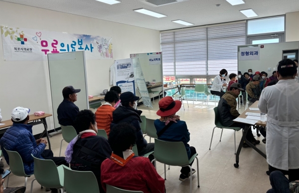 ▲목포시 이로동 자생조직연합과 목포시의료원이 지난 7일 자매결연지인 신안군 증도면을 방문해 주민들에게 무료 의료봉사를 진행했다.(사진제공=목포시)