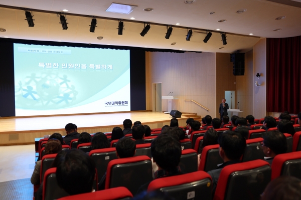 ▲진도군은 지난 8일 민원 담당 공무원 100명을 대상으로 특별 민원 대응 교육을 진행했다.(사진제공=진도군)