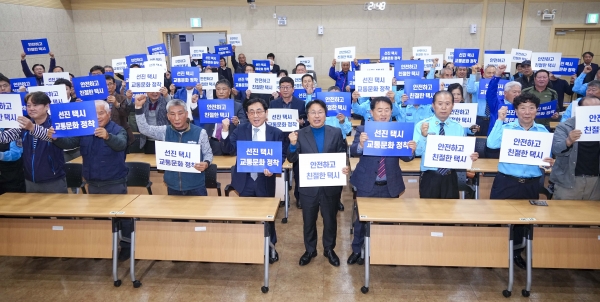 ▲강기정 광주광역시장이 11일 오후 북구 광주교통문화연수원에서 열린 택시운송사업 안정화 및 상호 신뢰구축을 위한 ‘시-택시업계 상생협약’을 체결한 뒤 단체 기념촬영을 하고 있다.(사진제공=광주광역시)