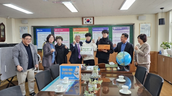 ▲보성교육지원청은 지난 8일과 11일에 관내 5개 고등학교를 방문하여 대학수학능력시험을 앞둔 수험생을 격려했다.(사진제공=보성교육지원청)