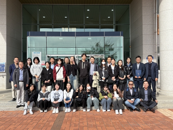 ▲전남미래교육재단 객원교수님들과 전남학생공공외교스쿨 제1기 학생 외교관 학생들이 교육기부 특강 후 기념촬영을 하고 있다.(사진제공=전라남도교육청)