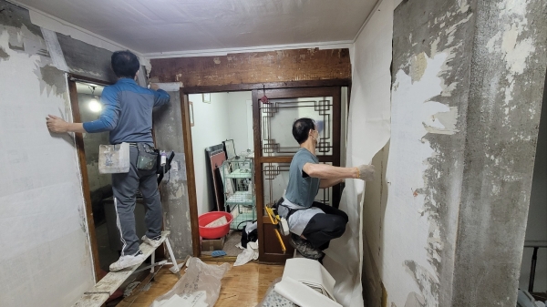 ▲광주시는 주거환경이 열악한 20가구를 선정, 지난달 장판·벽지를 교체하는 실내환경 개선사업을 진행했다.(사진제공=광주광역시)
