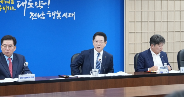 ▲김영록 전라남도지사가 12일 오전 도청 서재필실에서 실국 정책회의를 주재하고 있다.(사진제공=전라남도)