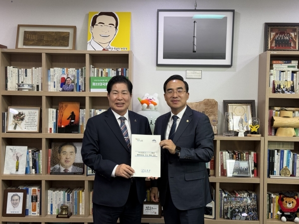 ▲공영민 고흥군수(왼쪽)가 12일 국비확보를 위해 박홍근 의원(오른쪽)과 면담한 후 기념사진을 찍고 있다.(사진제공=고흥군)