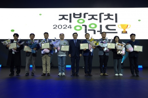 ▲영암군이 지난 11일 경기 광명시 아이벡스스튜디오에서 열린 2024 지방자치어워드 시상식에서 ‘군민이 존중받는 군민주권 행정’으로 최고정책상 은상을 수상했다.(사진제공=영암군)