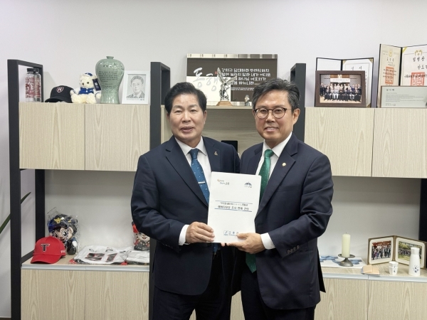 ▲공영민 고흥군수(왼쪽)가 13일 국비 확보를 위해 안도걸 의원(오른쪽)과 면담 후 기념사진을 찍고 있다.(사진제공=고흥군)
