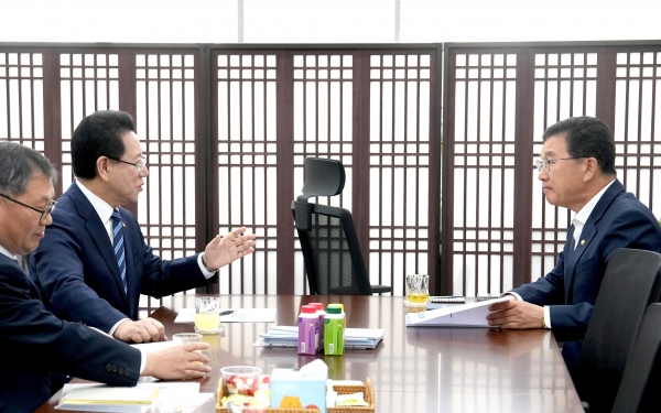 ▲김영록 전라남도지사가 13일 서울 국회에서 신정훈 행정안전위원장을 만나 주요 도정 현안 건의 및 2025년 국고현안사업 반영을 위한 국회 차원의 협조를 요청하고 있다.(사진제공=전라남도)