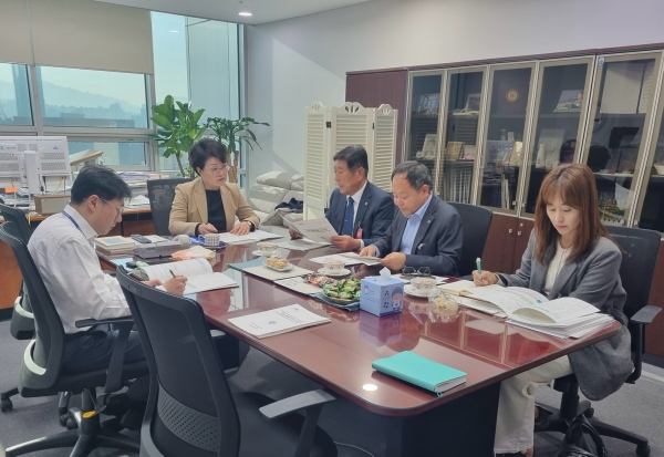 ▲조상래 곡성군수는 지난 13일 국회를 방문해 지역 현안사업 해결을 위한 예산건의 등 적극적인 행보를 펼쳤다.(사진제공=곡성군)
