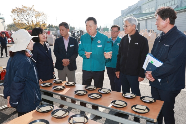 ▲수매현장 방문(사진제공=화순군)