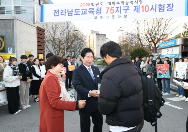 ▲공영민 고흥군수가 14일 고흥고등학교 교문에서 수험생을 격려하고 있다.(사진제공=고흥군)