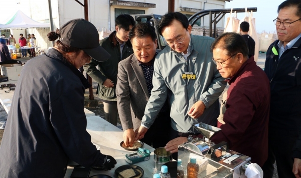 ▲윤병태 나주시장이 세지, 왕곡면 공공비축미 매입현장을 방문해 농업인과 관계자들의 노고를 격려했다.(사진제공=나주시)