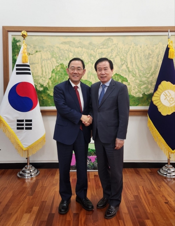 ▲박홍률 목포시장이 주호영 국회 부의장을 만나 현안사업에 대한 국비 증액을 요청했다.(사진제공=목포시)