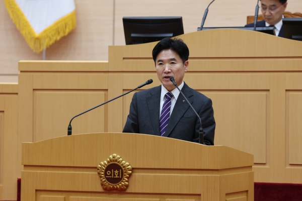 ▲김대중 전남교육감이 전라남도의회 제386회 제2차 정례회에서 2025년 전남교육 정책 방향을 설명하고 있다.(사진제공=전라남도교육청)
