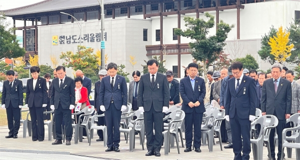 ▲전라남도와 광복회 전남도지부는 15일 전남항일운동기념탑에서 ‘제85주년 순국선열의 날 기념식’을 개최했다.(사진제공=전라남도)