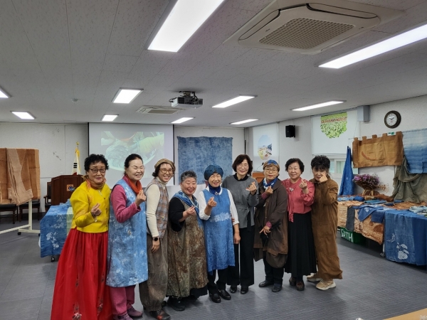 ▲생활개선회 천연염색 발표회 모습(사진제공=무안군)