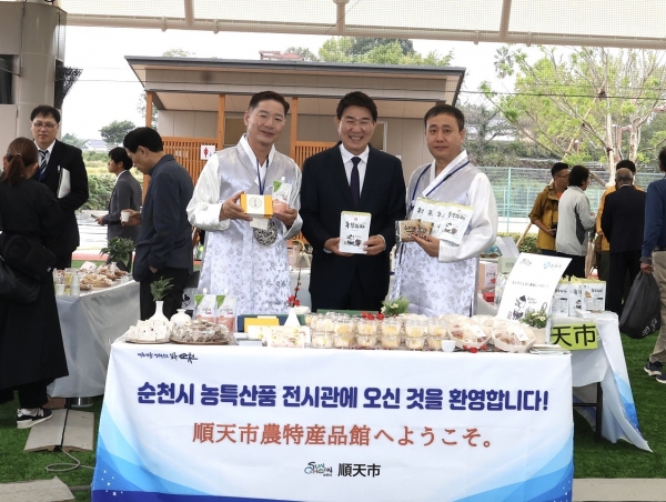 ▲순천시는 ‘이즈미시 大산업제’ 에 초청받아 ‘순천시 농특산품관’을 운영해 순천 농특산품을 홍보하고 판매했다(사진제공=순천시)