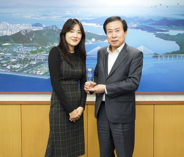 ▲목포시가 5년 연속 ‘SRT 어워드’에서 올해 최고의 여행지로 선정됐다. (사진왼쪽 정상미 SRT 부편집장, 오른쪽-박홍률 목포시장. 사진제공=목포시)
