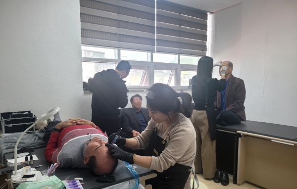 ▲수도권 이에스지 기업들이 지난 14일 ‘어르신들과 함께하는 사랑은 칠십부터’ 나눔 봉사활동을 진행했다.(사진제공=진도군)