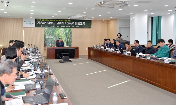 ▲담양군은 18일 이병노 군수를 비롯한 정광선 부군수와 고위직 공무원을 대상으로 4대폭력 예방 교육을 추진했다.(사진제공=담양군)