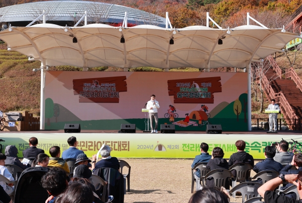 ▲‘제1회 보성군수배 전국 산악자전거 및 국민라이딩 대회’에서 김철우 보성군수가 축사를 하고 있다.(사진제공=보성군)