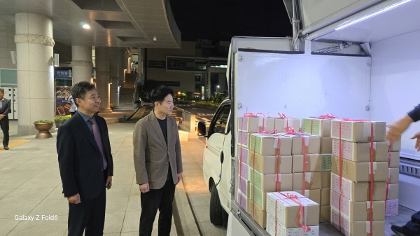 ▲김대중 전남교육감이 수능 당일 밤, 전남교육청에 도착한 답안지를 점검하고 있다.(사진제공=전라남도교육청)