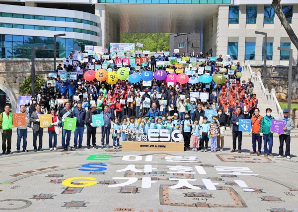 ▲해남군이 2024 대한민국 농식품ESG 경영대상에서‘군민과 함께하는 지속가능한 여정, 다함께 실천하는 新!바람 ESG’로 우수상을 수상했다.(사진제공=해남군)