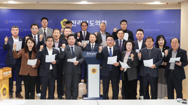 ▲전라남도의회는 18일 국립목포대와 국립순천대의 대학통합 합의와 통합의과대학 설립 추진에 대해 환영의 성명문을 발표했다.(사진제공=전라남도의회)