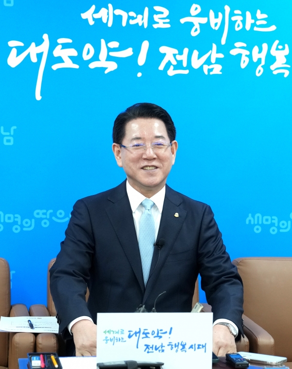 ▲김영록 전라남도지사가 18일 도청 기자실에서 기자간담회를 갖고 국립대학교인 목포대학교와 순천대학교가 전남 지역 숙원인 의과대학 설립을 위해 대학 통합과 통합 의대 추진에 극적으로 합의한 것과 관련 브리핑하고 있다.(사진제공=전라남도)