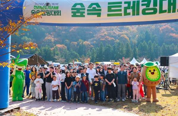▲300여명의 가족이‘숲속 트레킹대회’에 참가했다.(사진제공=보성군)