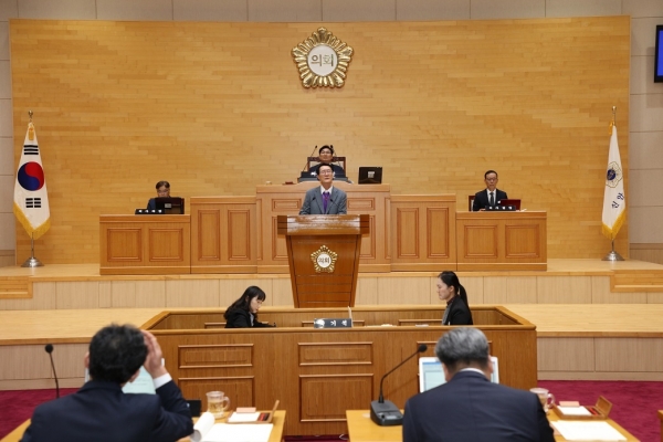 ▲ 19일 324회 신안군의회 제2차 정례회에서 박우량 신안군수가 시정연설을 하고 있다.(사진제공=신안군)