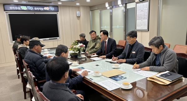 ▲윤병태 나주시장이 지난 18일 폭염재배 일소피해 배농가 비상대책위원회와 간담회를 통해 일소피해 농가 지원 방안을 논의하고 있다.(사진제공=나주시)