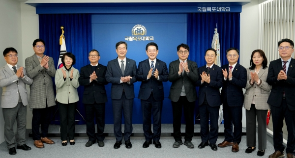 ▲김영록 전라남도지사가 19일 목포대학교에서 송하철 목포대학교총장과 면담을 갖고 기념촬영을 하고 있다.(사진제공=전라남도)