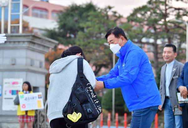 ▲김한종 장성군수가 지난 14일 장성고 앞에서 수능 수험생들을 격려하고 있다.(사진제공=장성군)