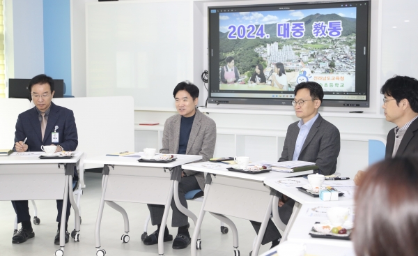 ▲김대중 전라남도교육감과 화순초 관계자들이 늘봄교실 내실화 방안을 논의하고 있다.(사진제공=전라남도교육청)