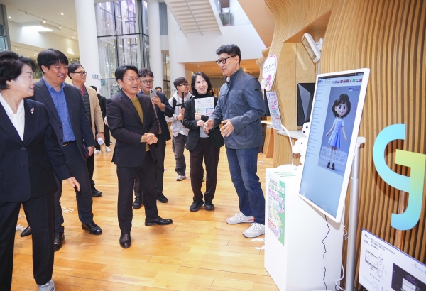 ▲강기정 광주광역시장이 20일 오전 동구 국립아시아문화전당 어린이문화원에 마련된 2024년 창업기업제품 실증지원사업 시민체감형 실증현장을 방문해 기업제품을 살펴보고 있다.(사진제공=광주광역시)