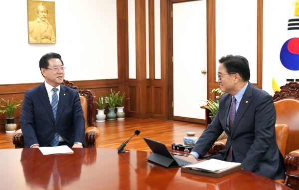 ▲김영록 전라남도지사가 20일 서울 국회에서 우원식 국회의장을 만나 주요 도정 현안 해결을 위한 국회 차원의 협조를 요청하고 있다.(사진제공=전라남도)